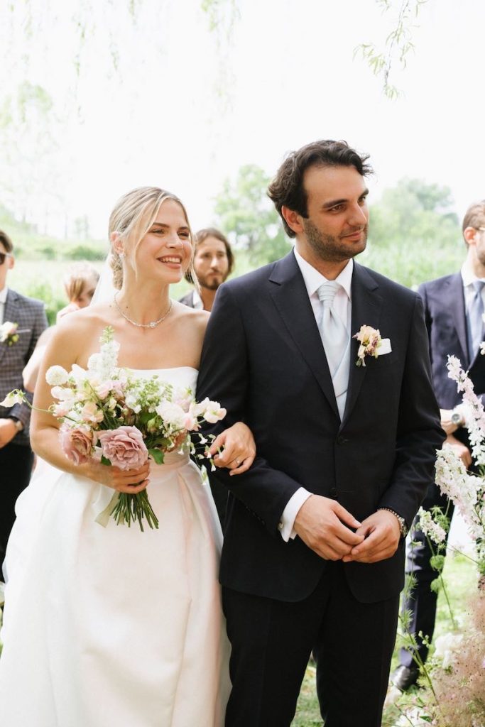 In questa foto, due sposi sorridenti al loro matrimonio