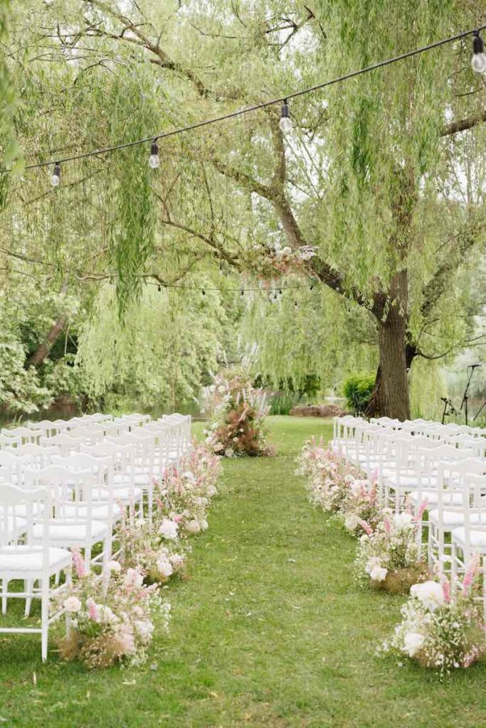 In questa foto, l'allestimento di un matrimonio in stile romantico e country nei toni del rosa realizzato da Le Papillon Event Designer