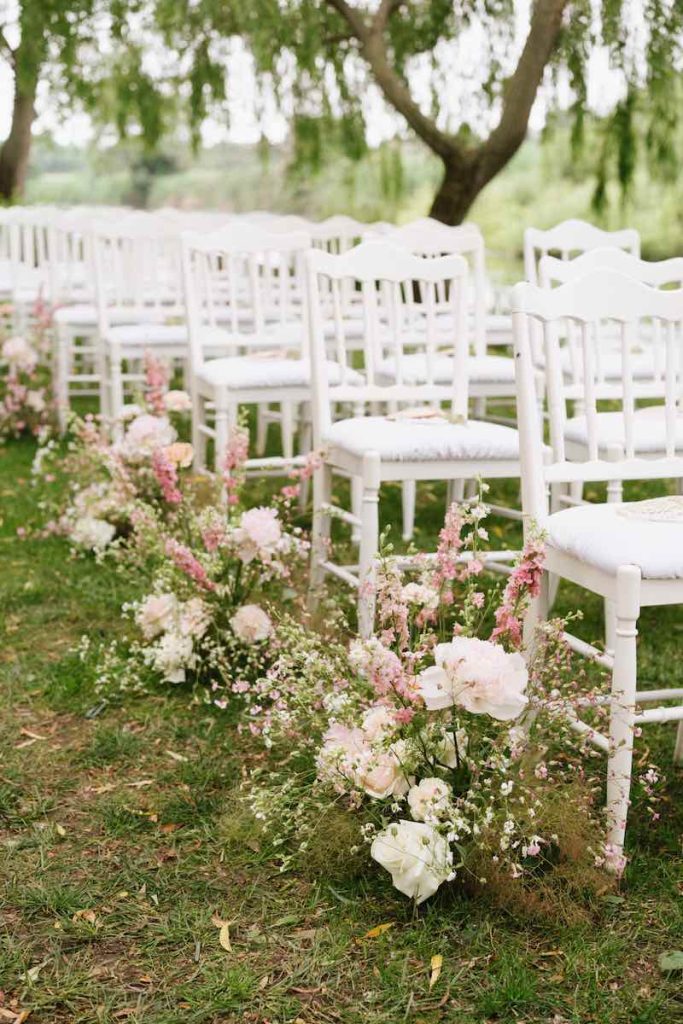 In questa foto, il dettaglio di un allestimento di matrimonio in stile romantico e country nei toni del rosa realizzato da Le Papillon Event Designer