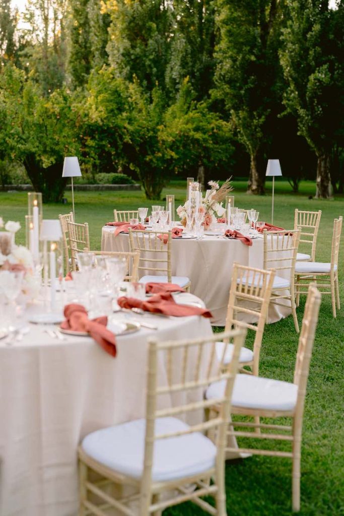 In questa foto, due tavoli di matrimonio allestiti nei toni del rosa da Le Papillon Event Designer