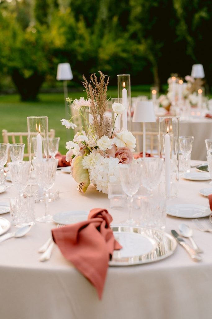 In questa foto, il dettaglio di un tavolo di matrimonio allestito nei toni del rosa da Le Papillon Event Designer
