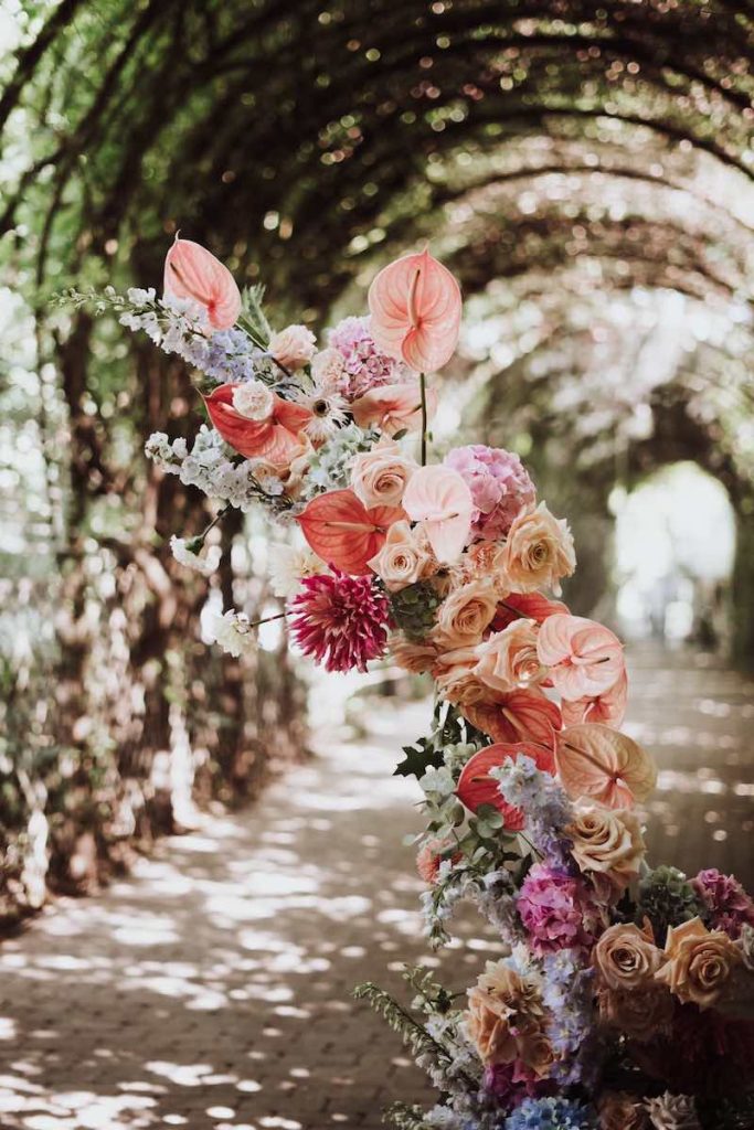 In questa foto, il dettaglio di un arco floreale multicolor per matrimonio