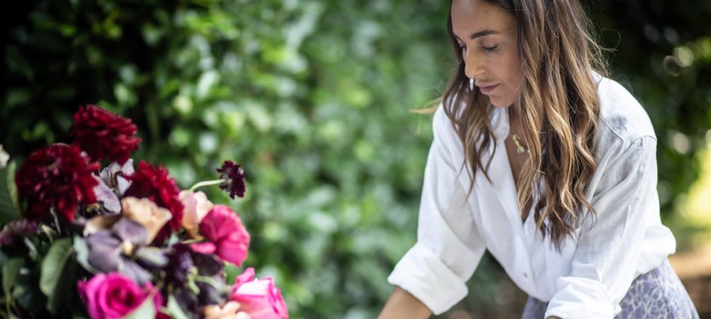 In questa foto, Nunzia Apicella founder di Le Papillon Event Designer a lavoro