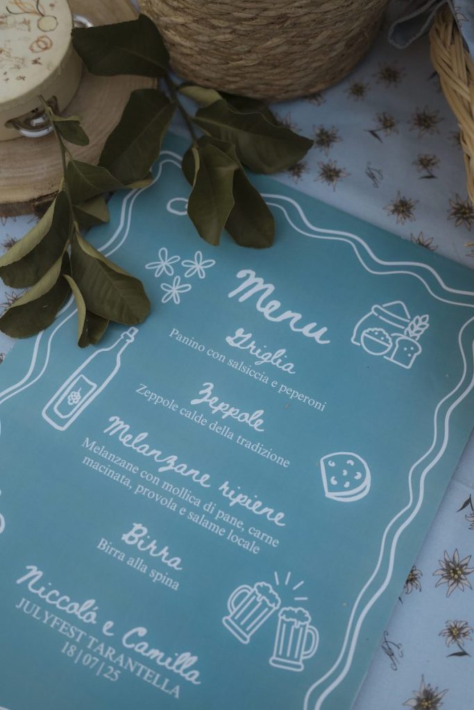 In questa foto, il dettaglio del menù del party di benvenuto di Camilla e Niccolò