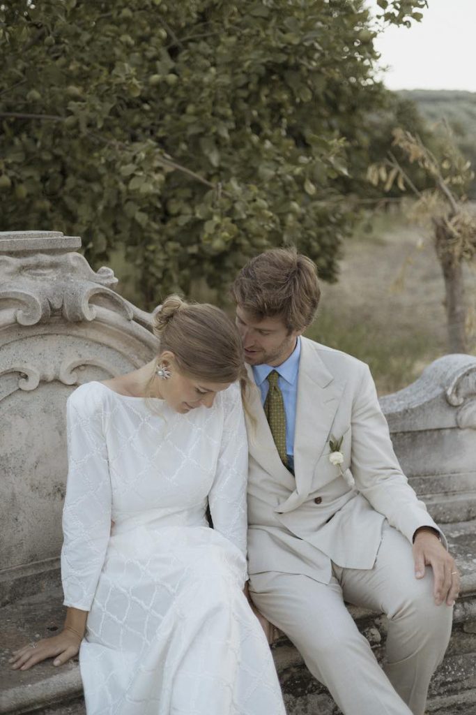 In questa foto, gli sposi Camilla e Niccolò del matrimonio firmato da Elena Bitonte nel giardino di Villa Caristo in Calabria