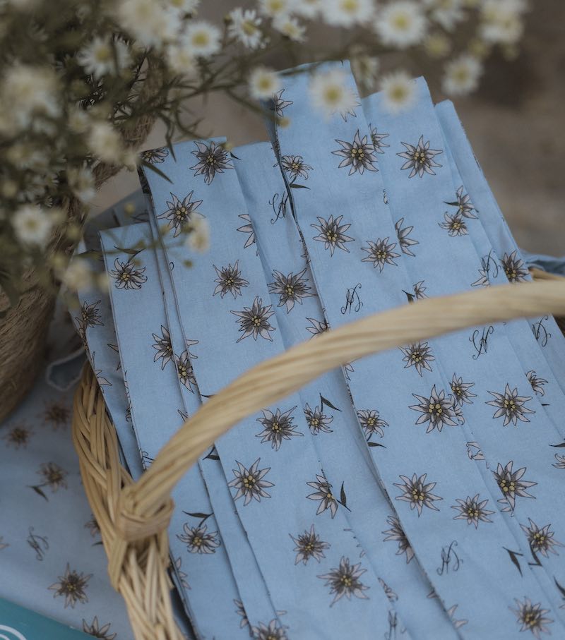 In questa foto, i nastri utilizzati come omaggi per gli ospiti durante il party di benvenuto di un matrimonio in Calabria progettato dalla Wedding Planner Elena Bitonte