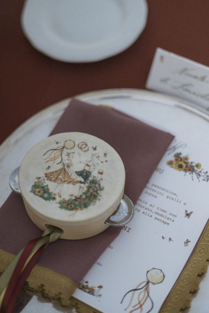In questa foto, un dettaglio di mise en place realizzata da Elena Bitonte con tamburello segnaposto, tovagliolo e menù personalizzato
