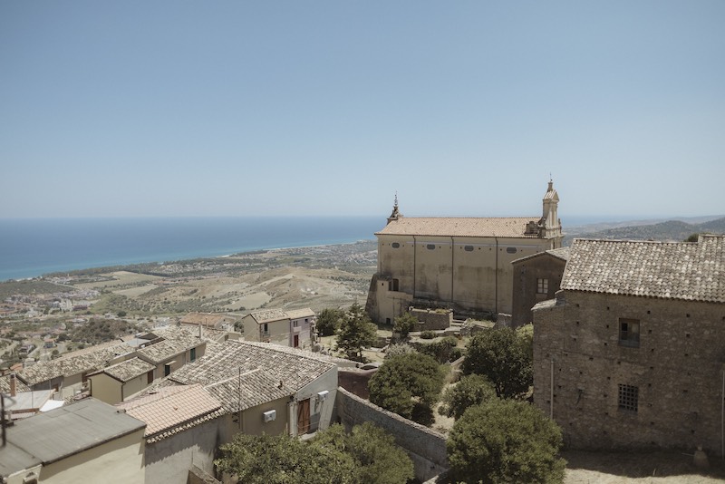 In questa foto, una vista panoramica del borgo calabrese di Sant’Andrea Apostolo sullo Ionio
