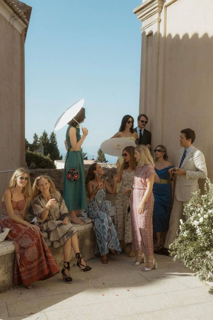 In questa foto, alcuni ospiti fuori dalla chiesa della cerimonia del matrimonio di Camilla e Niccolò