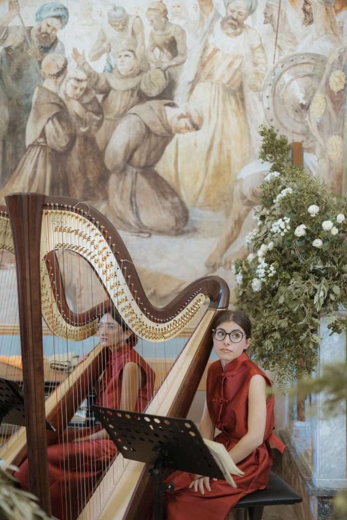 In questa foto, due arpiste in posta durante la cerimonia del matrimonio