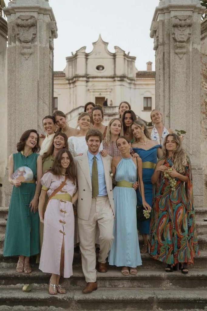 In questa foto, un'immagine di gruppo degli sposi con le loro amiche