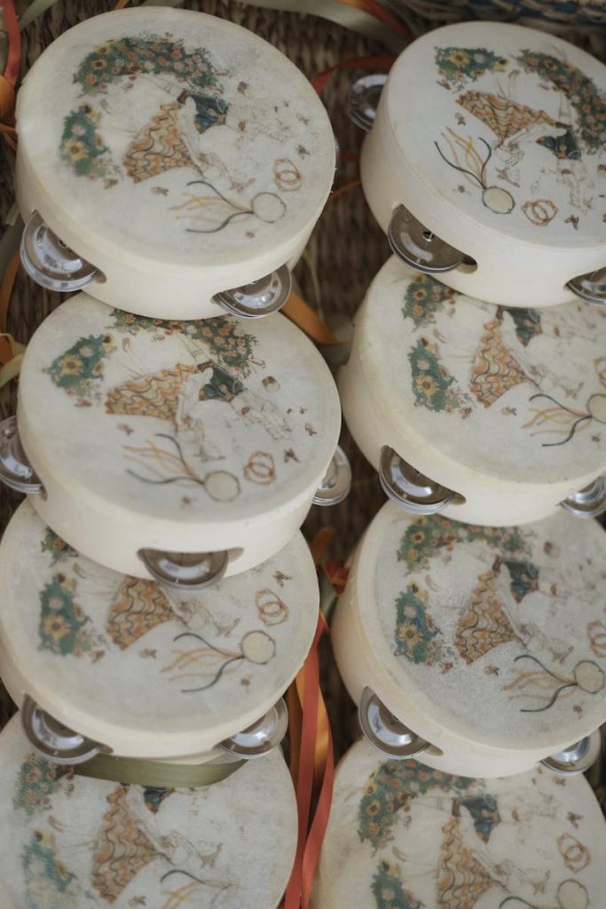 In questa foto, i tamburelli segnaposto del matrimonio di Camilla e Niccolò firmato da Elena Bitonte