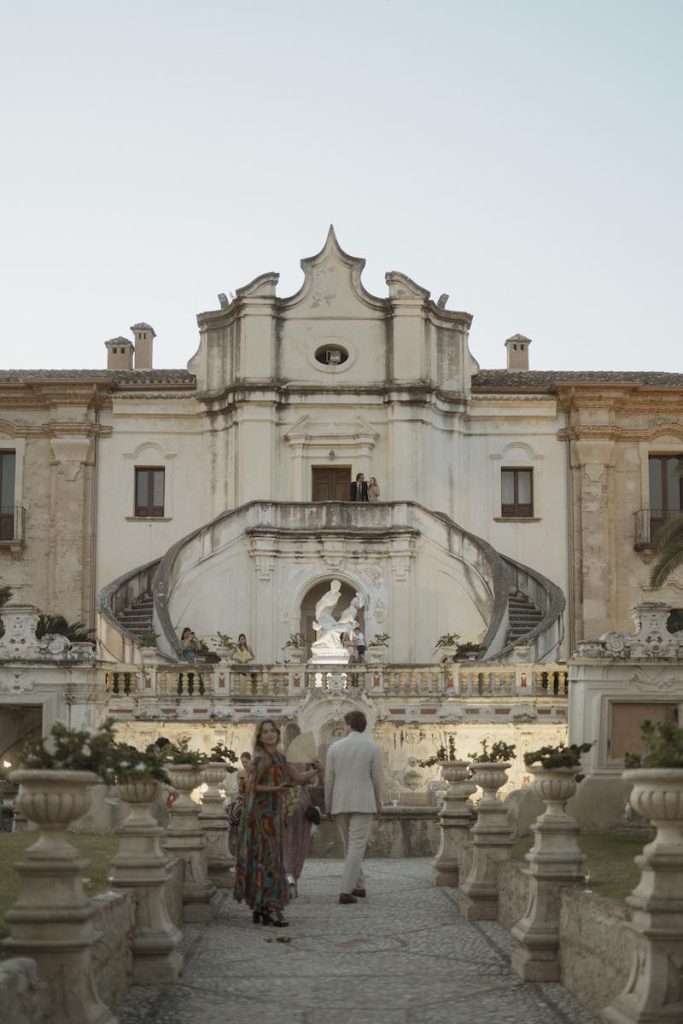 In questa foto lo sposo di spalle davanti alla facciata di Villa Caristo