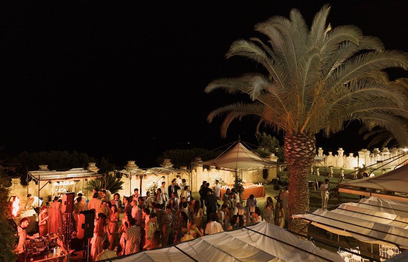 In questa foto dall'alto, un momento del party del matrimonio di Camilla e Niccolò progettato dalla Wedding Planner Elena Bitonte