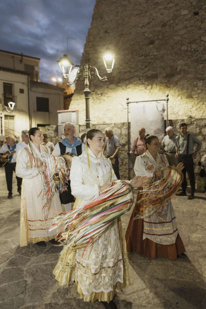In questa foto, un ballo folkloristico durante il party di benvenuto di due sposi nel borgo calabrese di Sant’Andrea Apostolo sullo Ionio