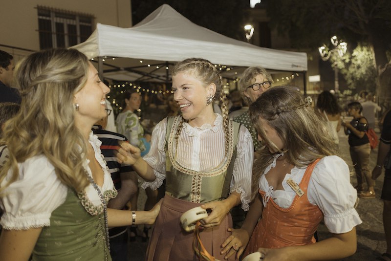 In questa foto, la sposa Camilla scherza con le amiche durante il party di benvenuto