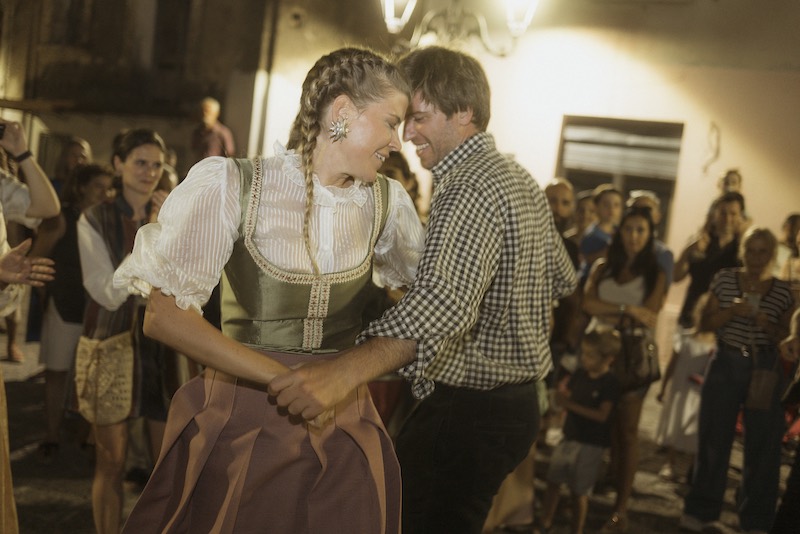 In questa foto, gli sposi Camilla e Niccolò ballano una danza tipica durante il party di benvenuto del loro matrimonio