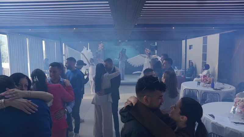 Alcune delle coppie partecipanti durante un momento emozionante di ballo