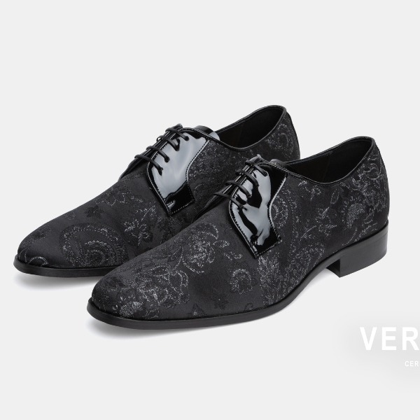 In questa immagine un paio di scarpe damascate con lacci firmate Andrea Versali, perfette per il party serale.