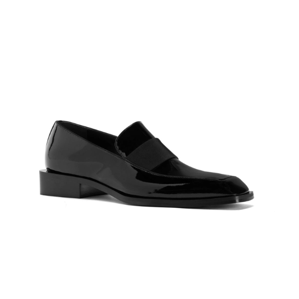 In questa immagine un paio di mocassini, perfette per il party, firmate Giuseppe Zanotti.