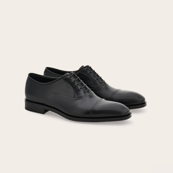 In questa immagine un paio di scarpe nere con lacci di Ferragamo, perfette per le cerimonie 2026.