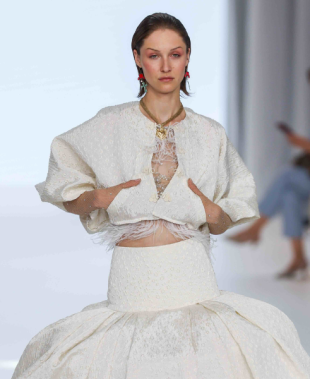 Abiti da sposa Helena 2027, il Sacro Cuore della resilienza