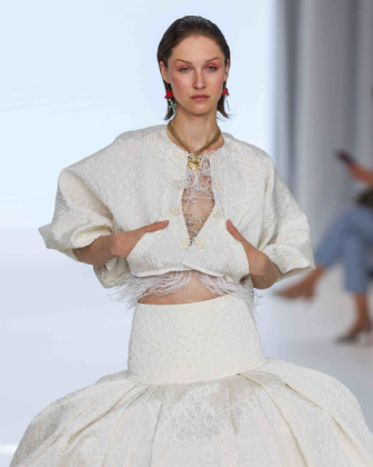 Abiti da sposa Helena 2027, il Sacro Cuore della resilienza