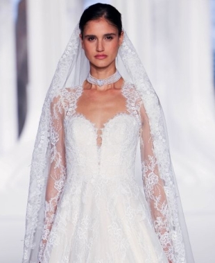 Abiti da sposa Justin Alexander 2027: Forever in Bloom celebra 80 anni di bridal couture