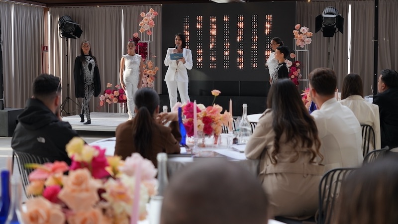 Barbara Trentacosti sul palco insieme ad alcuni performer durante l'evento "Save The Wedding" a Palermo