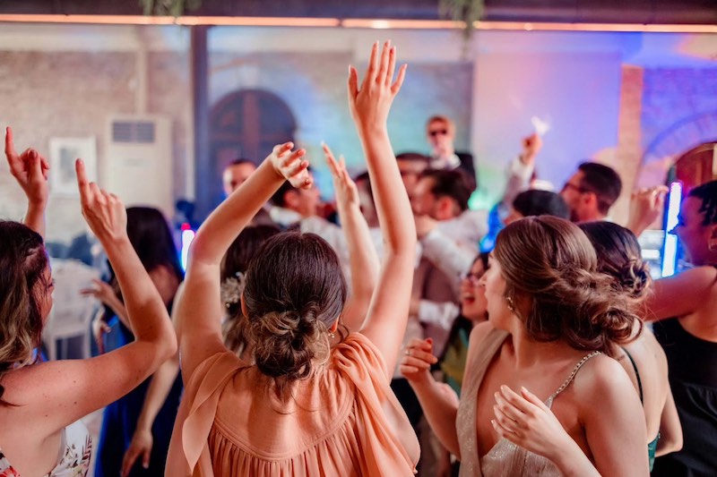 In questa foto, ospiti di un matrimonio che ballano
