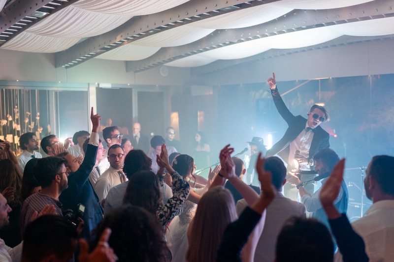 In questa foto, un momento di un party di nozze con Direzioni Parallele