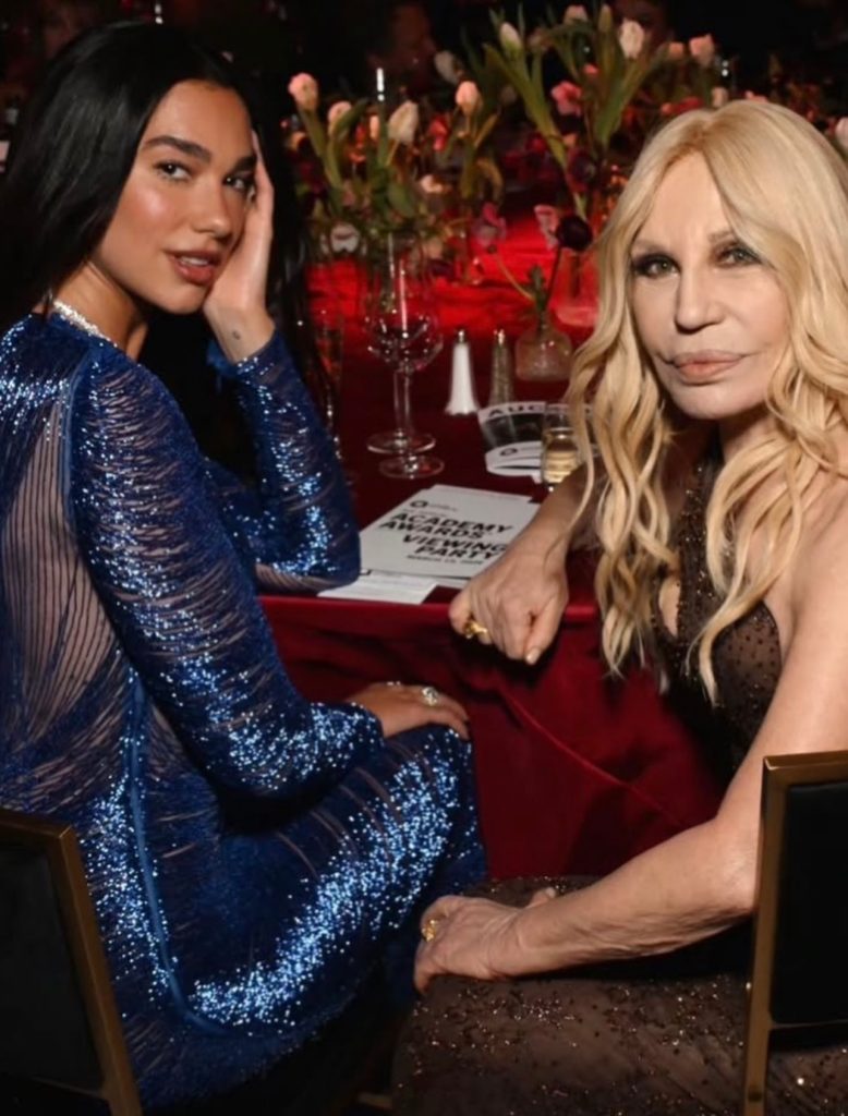 In questa immagine Dua Lipa insieme a Donatella Versace, la stilista italiana che dovrebbe firmare il suo abito da sposa.
