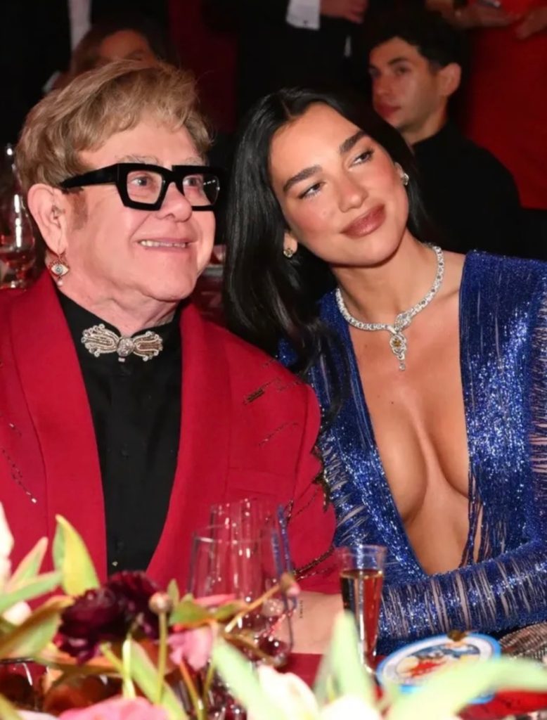 In questa immagine Dua Lipa insieme ad Elton John, grande amico della coppia.