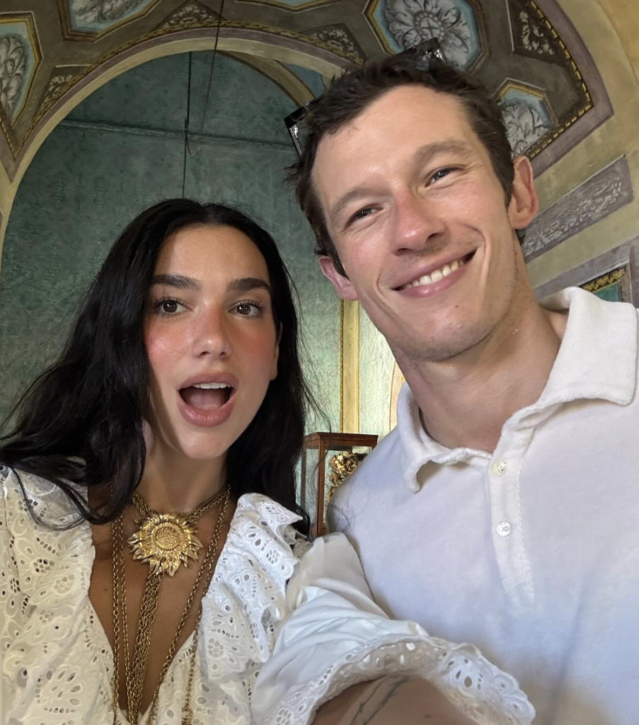 In questa immagine Dua Lipa insieme al fidanzato, l'attore Callum Turner, durante la visita a Palermo dell'estate 2025.