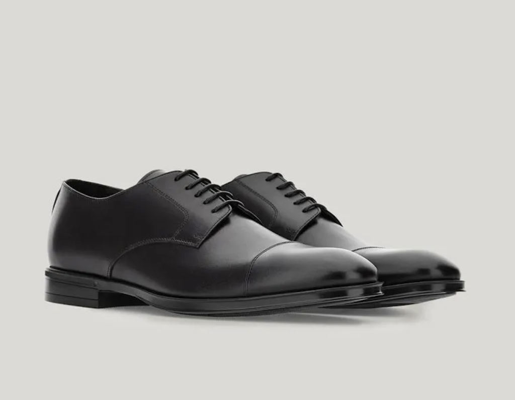 In questa immagine un paio di scarpe nere con lacci di Canali.
