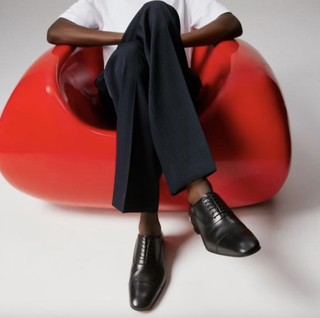 In questa immagine un paio di scarpe da sposo 2026 firmate Christian Louboutin.