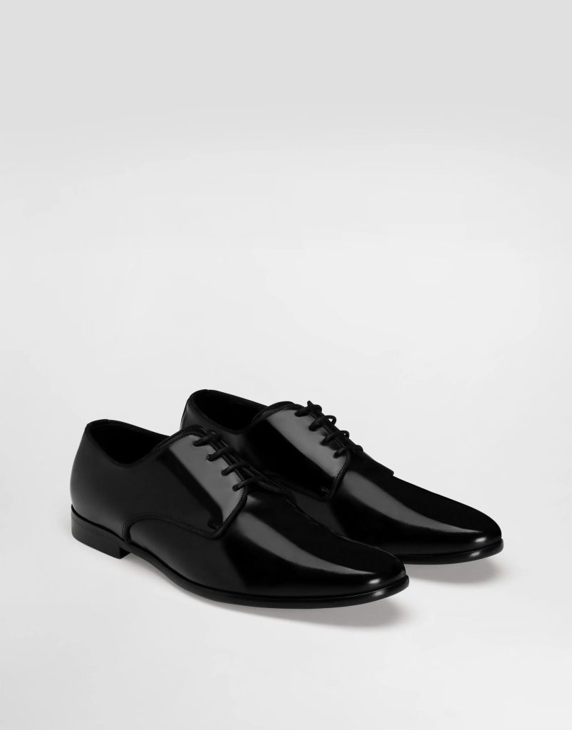 In questa immagine un paio di scarpe lucide con lacci di Dolce & Gabbana, perfette per una cerimonia.