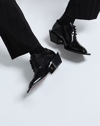 In questa immagine un paio di scarpe con tacco particolare firmate Dolce & Gabbana, perfette per il party serale.