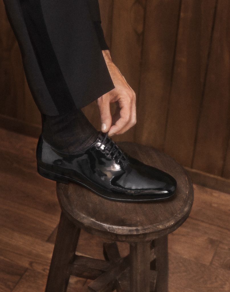 In questa immagine un paio di scarpe da sposo 2026 firmate Ferragamo, nere lucide.