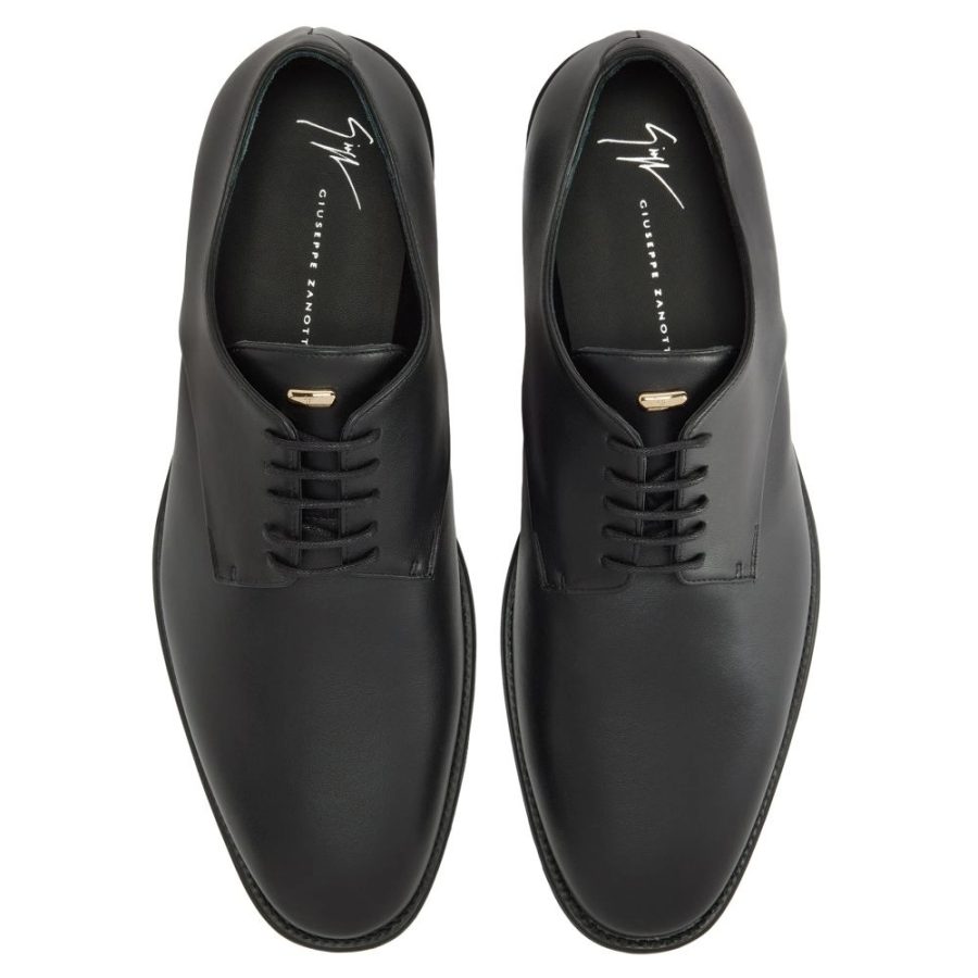 In questa immagine un paio di scarpe da sposo 2026, nere con lacci, firmate Giuseppe Zanotti.