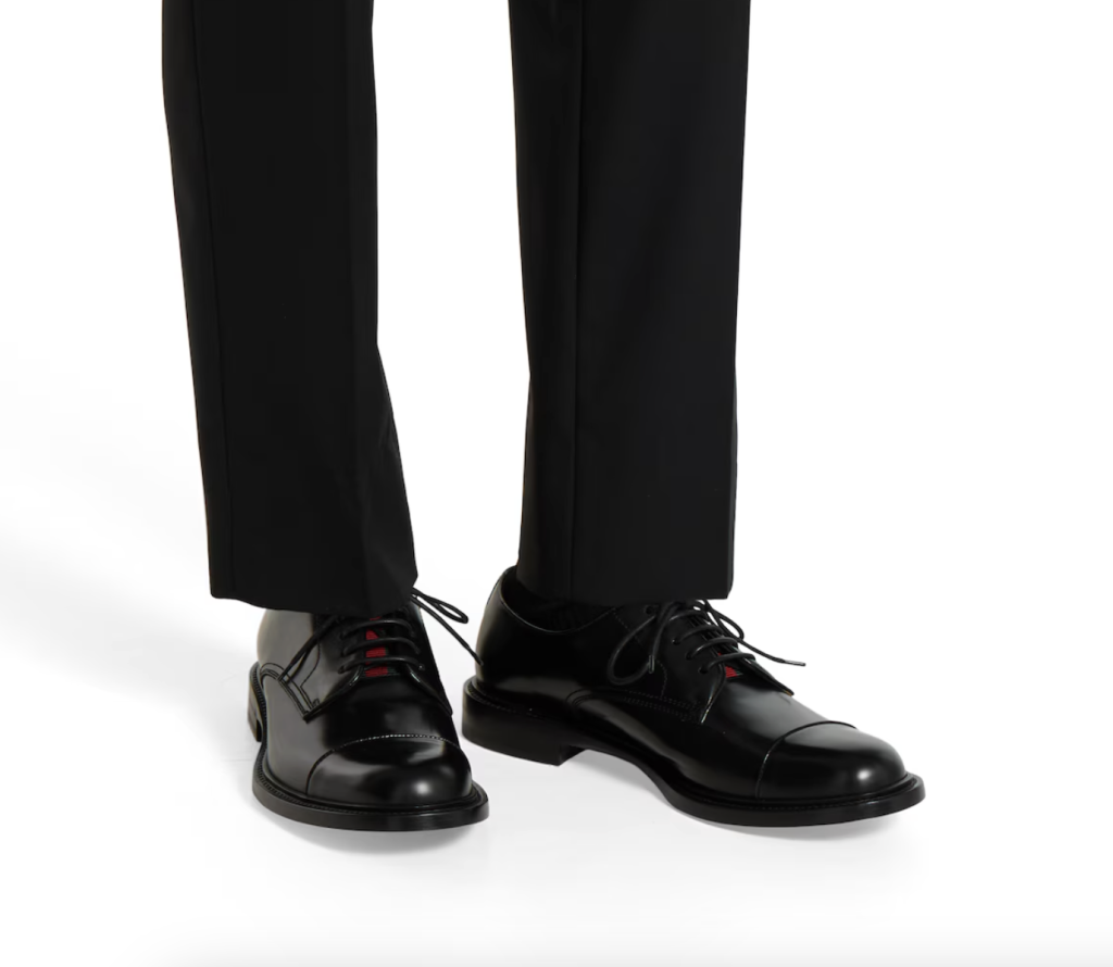 In questa immagine un paio di scarpe da sposo 2026 firmate Gucci.