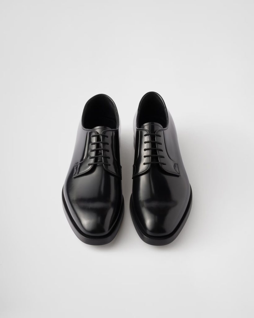 In questa immagine un paio di scarpe da sposo nere con lacci, della collezione 2026 di Prada.