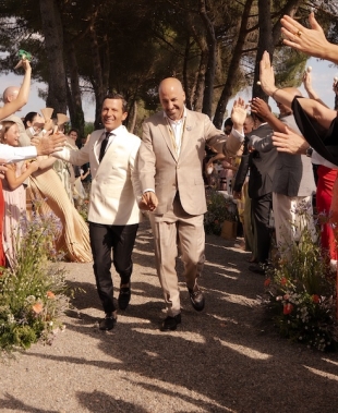 L’unconventional elegance di Benedetta Carpanzano per il matrimonio in Toscana di Renato e Julien