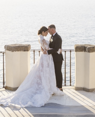 A Sorrento un sogno Total White realizzato da Nives Malvestiti per il matrimonio di Aleksa e Christian