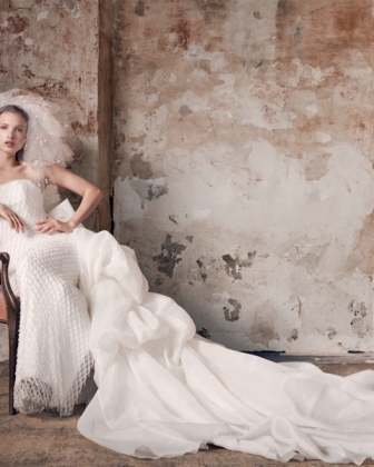 Chiaroscuro: gli armonici contrasti della collezione sposa Justin Alexander Signature SS 2027