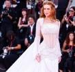 I look bianchi della Mostra del Cinema di Venezia 2026: sul red carpet, l’inno al Bridal delle star