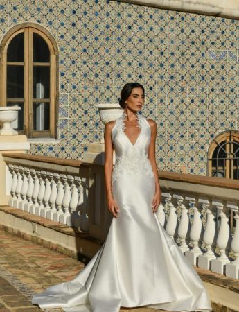 In questa foto un abito da sposa con scollo all'americana di Benedetta Laboratorio Moda