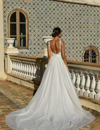 In questa foto un abito da sposa Palermo ampio con scollo sulla schiena di Benedetta Laboratorio Moda