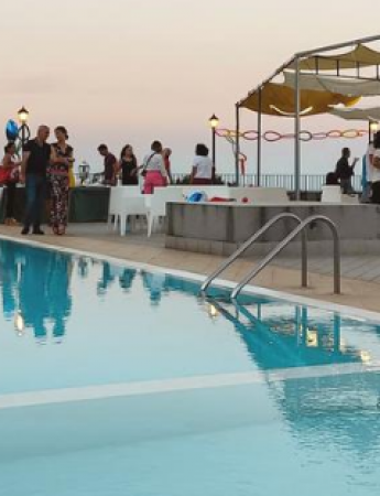 In questa foto la zona piscina con vista mare