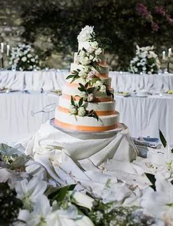 In questa foto una torta nuziale all'Antica Masseria di Salvo, agriturismo a Palermo